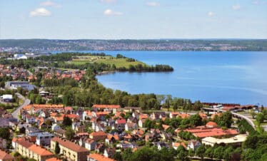 Paysage époustouflant de la Suède avec un village bordé par la mer