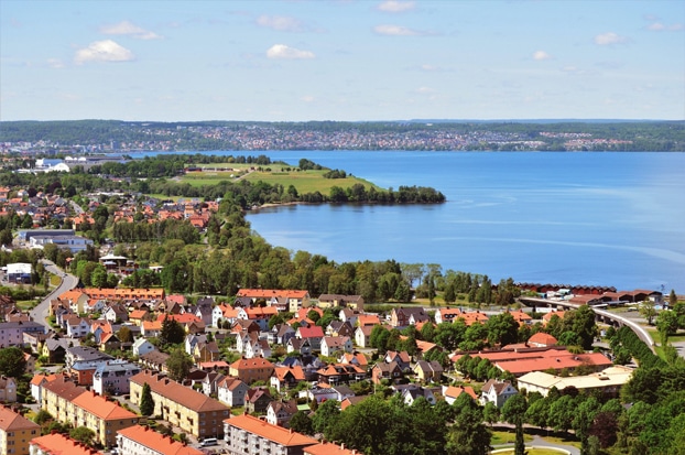 Paysage époustouflant de la Suède avec un village bordé par la mer