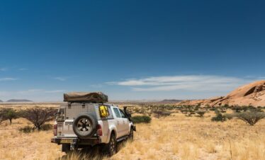 4*4 en safari dans un paysage désertique