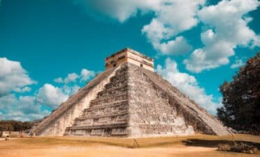 Majestueux temple maya sous un ciel bleu