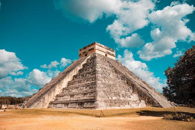 Majestueux temple maya sous un ciel bleu