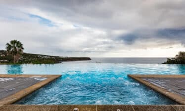 Vue incroyable sur la piscine donnant sur la mer