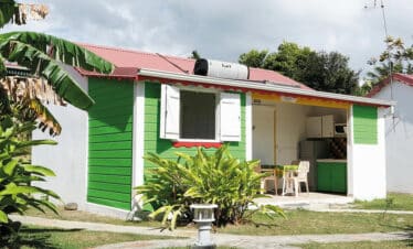Bungalow coloré en Guadeloupe