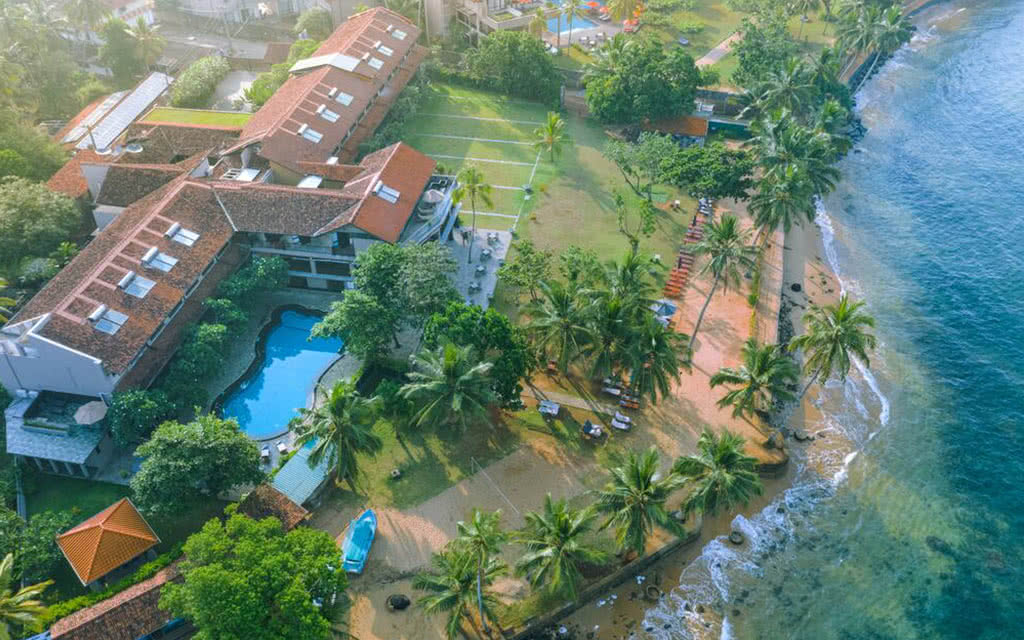 Vue aérienne de l'hôtel et sa piscine