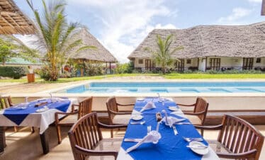 Vue sur la piscine de l'hôtel