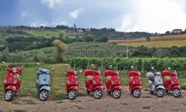Photo de plusieurs Vespa rouges