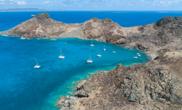 Vue sur la baie avec eau turquoise