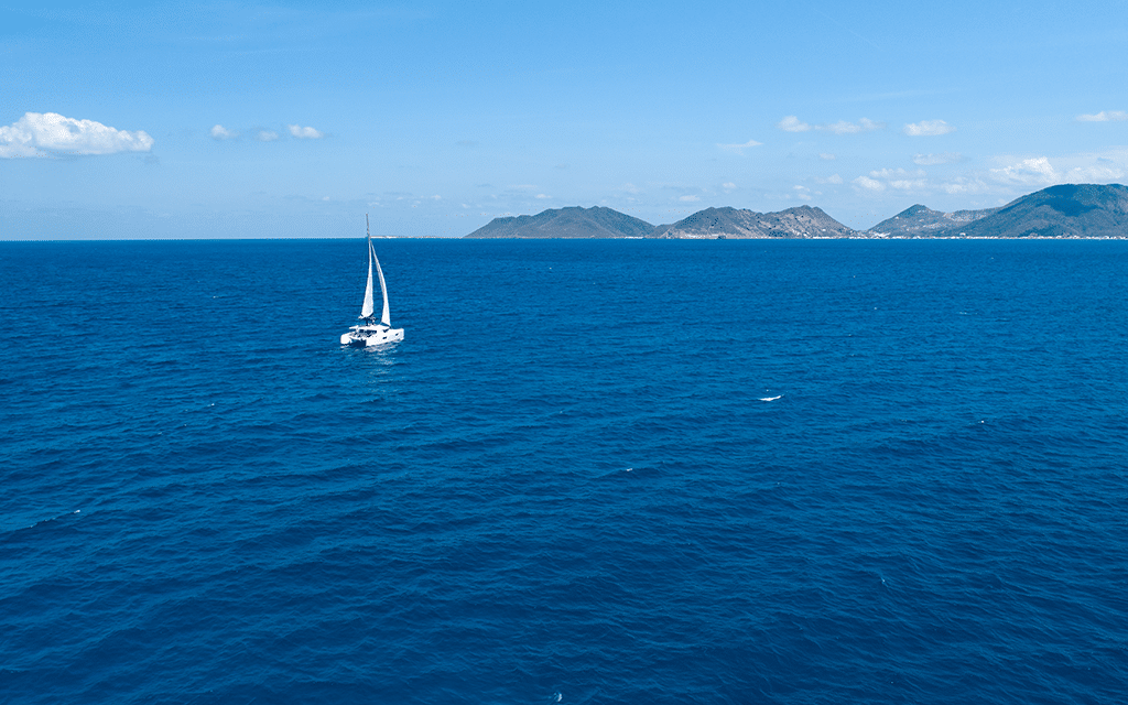 Le catamaran voguant sur la mer d'un bleu azur