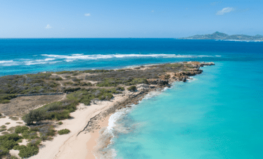 Vue magnifique sur la plage et la mer turquoise