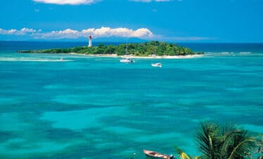 Vue imprenable sur la mer turquoise et les îles au fond