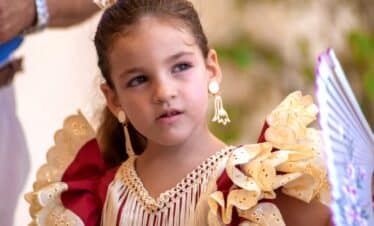 Petite fille en costume traditionnelle