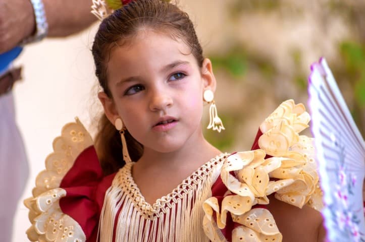 Petite fille en costume traditionnelle