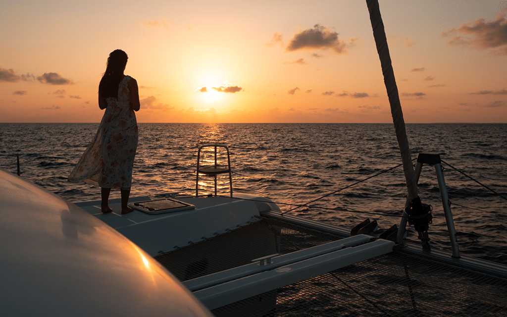 Le pont du catamaran au coucher de soleil