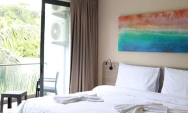 Belle chambre lumineuse avec grande fenêtre