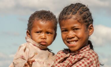 Deux enfants souriants