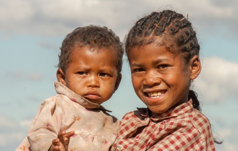 Deux enfants souriants