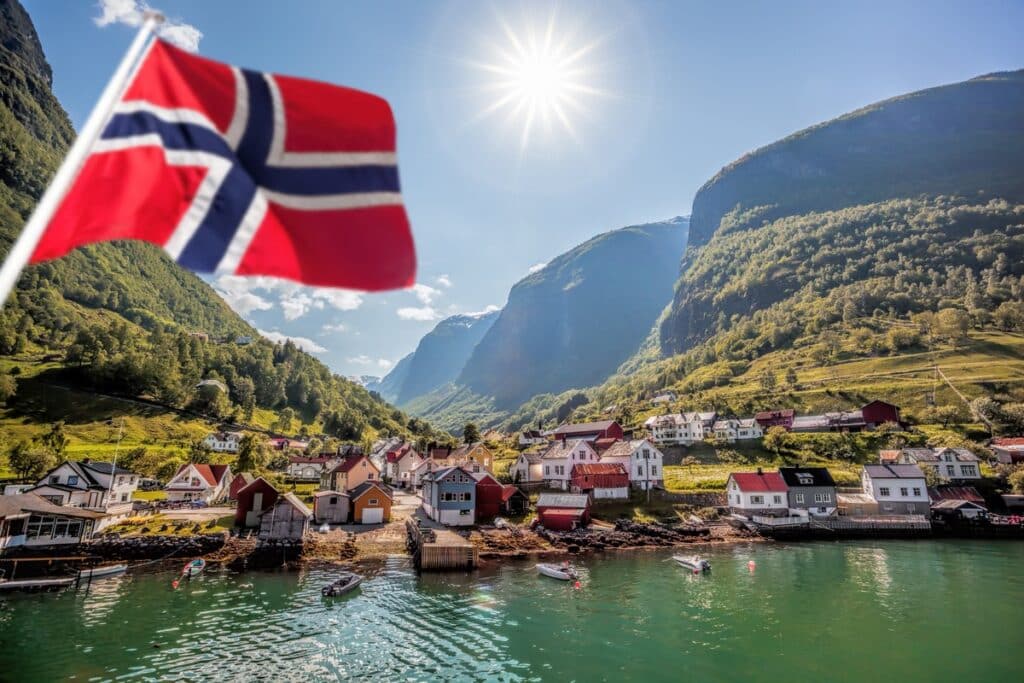 Drapeau de Norvège devant et au fond, un cadre idyllique ponctué de montagnes