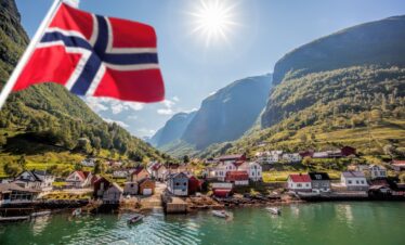 Drapeau de Norvège devant et au fond, un cadre idyllique ponctué de montagnes