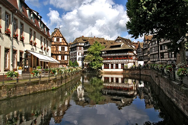 Vue sur la ville de Strasbourg et sur le Rhin