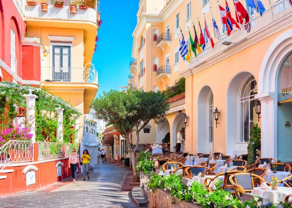 Capri,,Italy,-,October,3,,2017:,Tourists,At,Street,Cafes