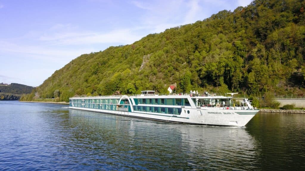 AMADEUS Silver II on the Danube-2-Symetrie (1)